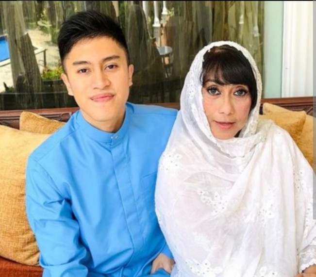 Momen keakraban Sangun Ragahdo dan ibu kandung Yayuk Suseno. [Instagram]